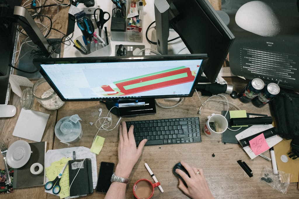 Ferramentas de IA ajudam o freelancer a ganhar tempo no dia a dia freelancer usando ferramentas de IA no notebook para organizar o trabalho