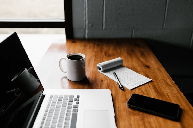 Freelancer usando IA para aumentar produtividade e renda freelancer home office computador trabalho remoto renda extra