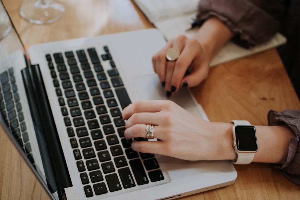 Organização de projetos com IA ajuda o freelancer a cumprir prazos sem gerente freelancer organizando projetos e prazos com IA no notebook