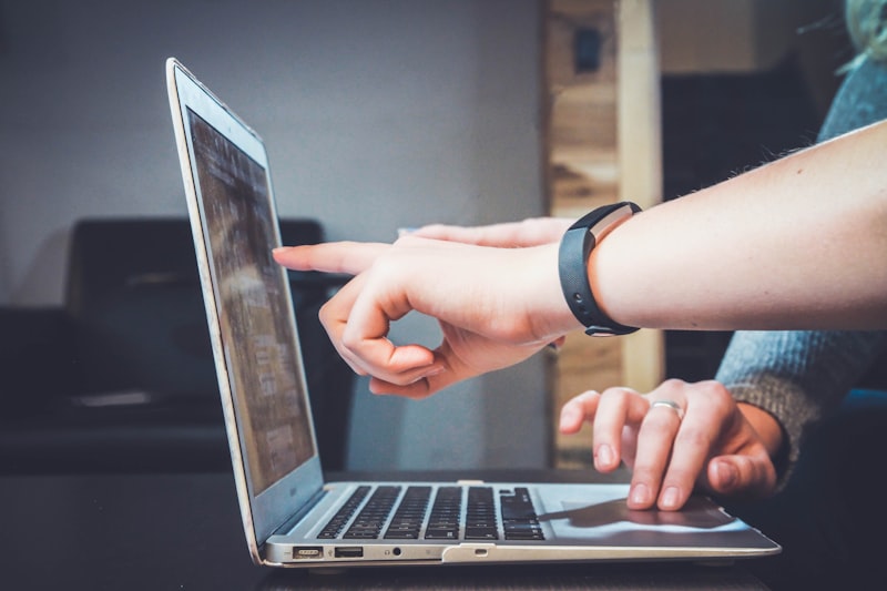 Freelancer usando IA para ganhar dinheiro online em 2026 freelancer trabalhando com inteligência artificial renda online 2026