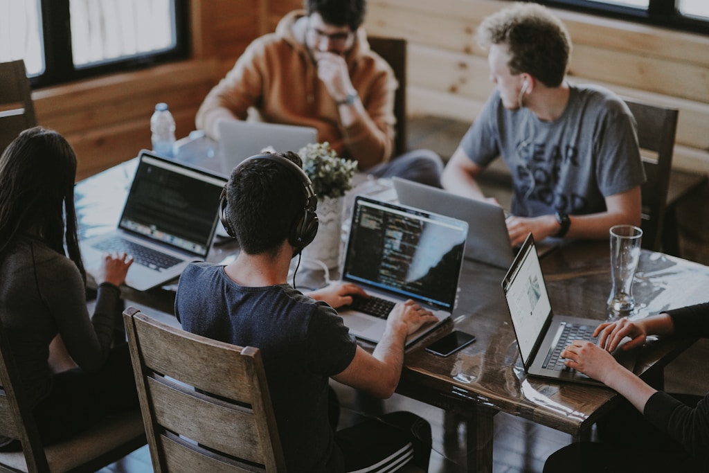 Pessoa analisando gráficos de crescimento de negócio em um notebook, representando o uso de inteligência artificial para alavancar empresas