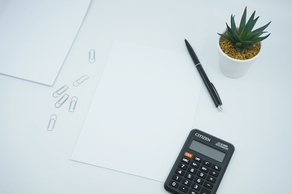 Ferramentas de IA ajudam o freelancer a organizar faturamento e cobrança calculadora e nota fiscal representando faturamento de freelancer com IA