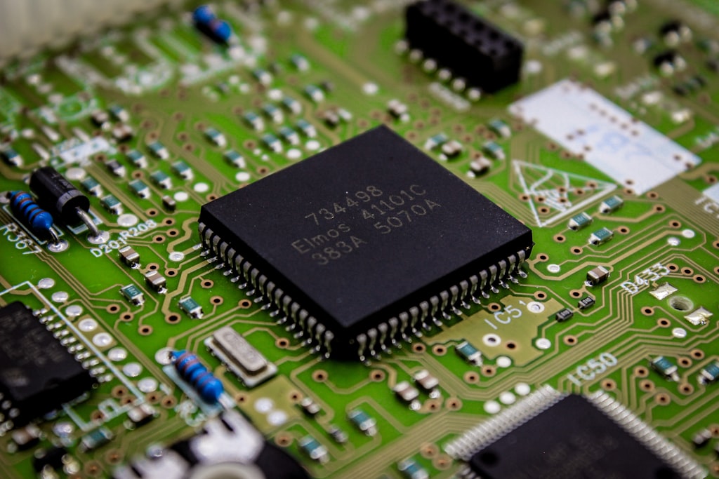 Quarta geração do chip da Neuralink será fabricada em parceria com a Samsung chip de circuito integrado em close-up representando hardware de interface cérebro-computador