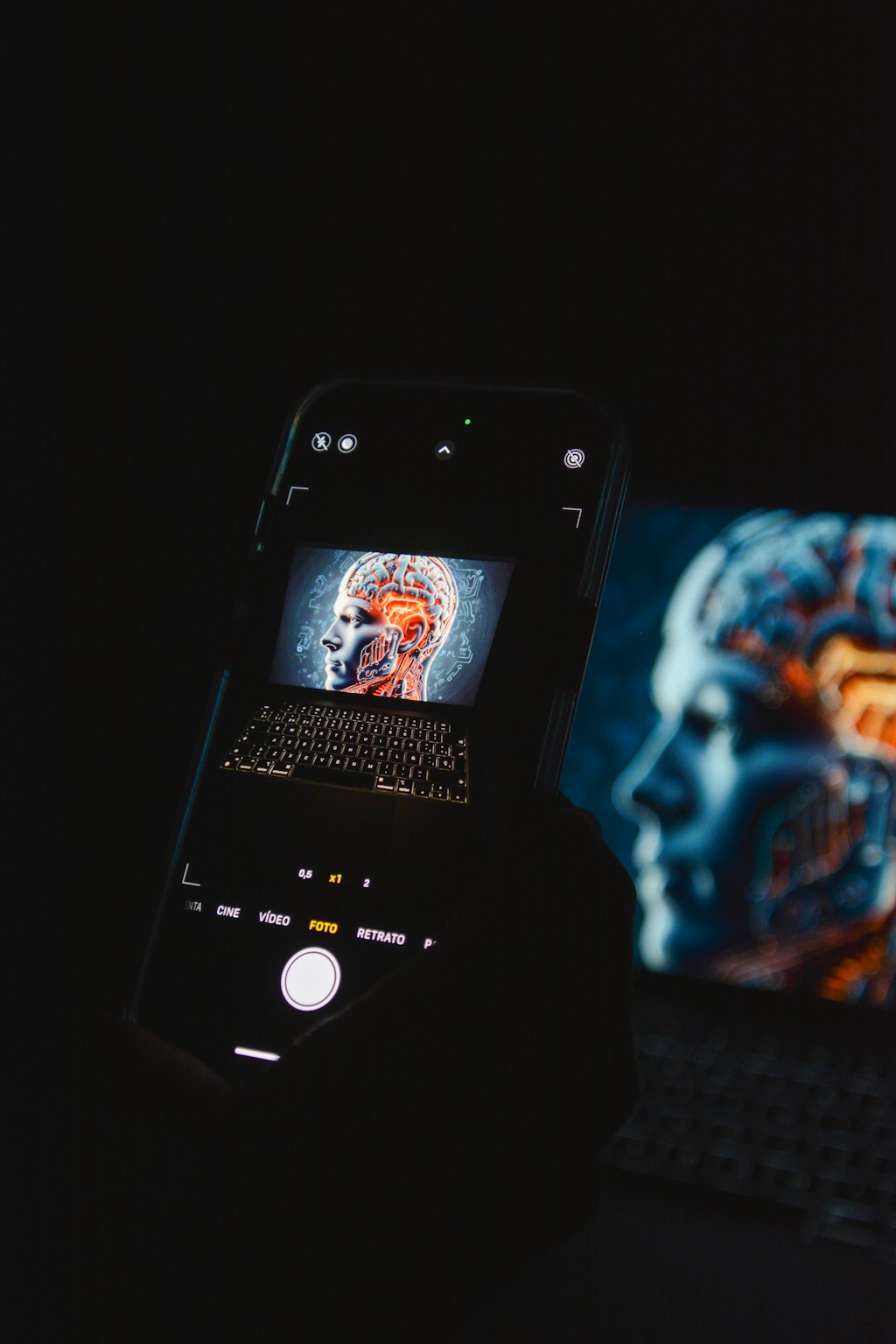 Transição do Google Assistente para o Gemini começa em 4 de setembro de 2026 Pessoa fotografando a tela do celular com uma interface de inteligência artificial ativa