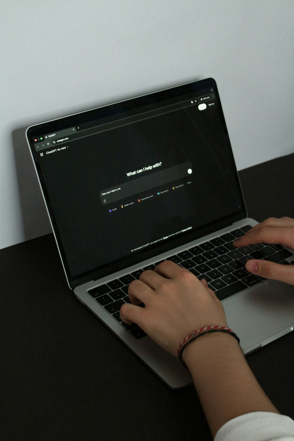 Uso diário de IA generativa gratuita no Brasil Pessoa digitando em laptop usando ferramenta de inteligência artificial