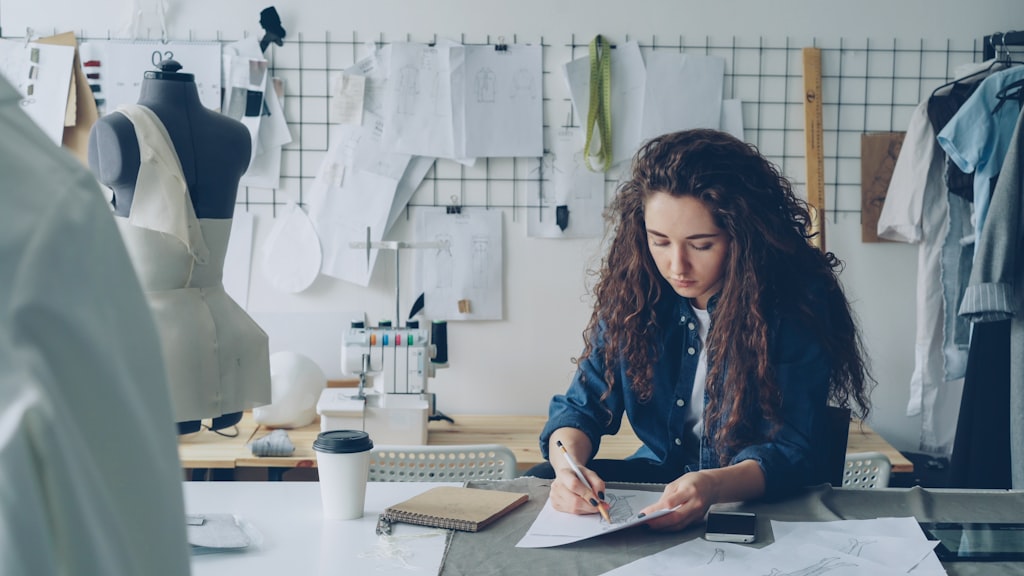 Design e criação de conteúdo com IA aceleram a entrega do freelancer designer freelancer criando arte com apoio de ferramentas de IA