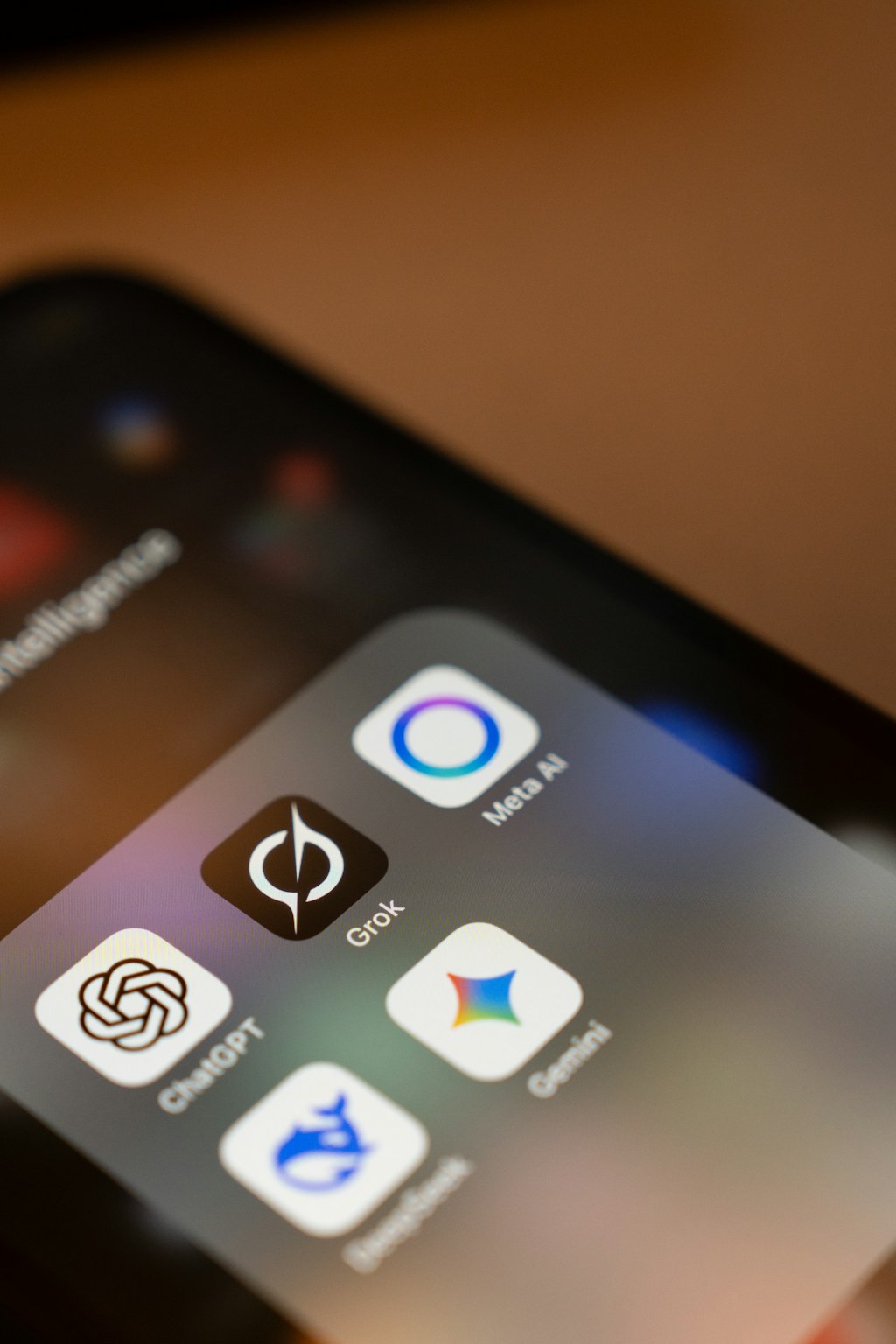 Google Assistente vai acabar e dá lugar ao Gemini no Android Tela de smartphone mostrando ícones de apps de IA, incluindo o Gemini, que substitui o Google Assistente vai acabar no Android