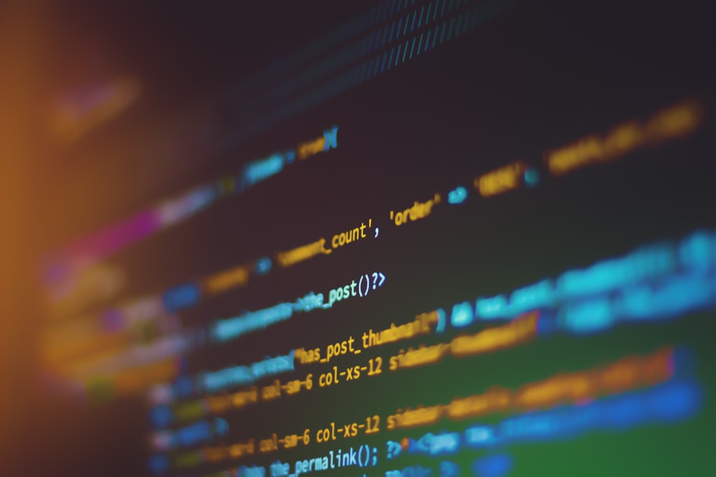 Foco raso em tela exibindo linhas de código de computador